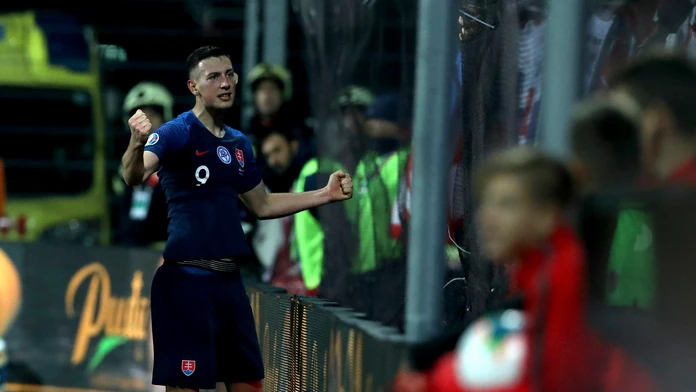 Hráči Poľska oslavujú gól v kvalifikácii ME 2020 v Izraeli.