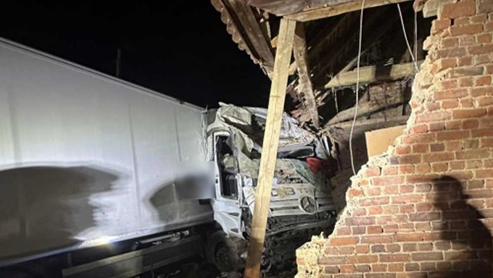 Slovenský kamión narazil do múru rodinného domu v Maďarsku