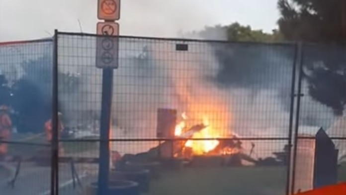 Stroj už je v plameňoch.