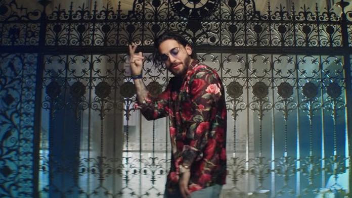 Maluma vo videoklipe k singlu El Préstamo