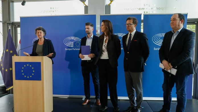 Delegácia Európskeho parlamentu odišla z Maďarska znepokojená stavom demokracie v krajine