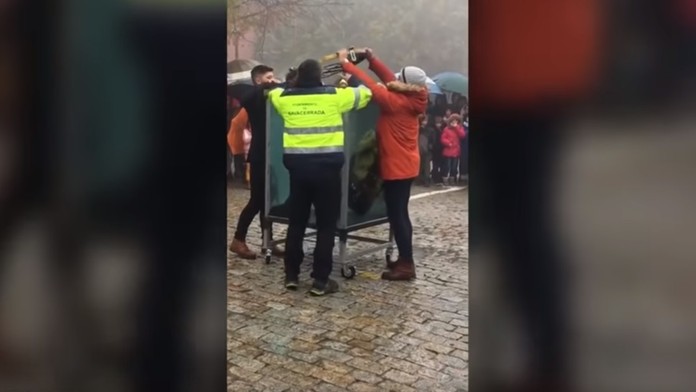 Majster únikov precenil svoje sily a museli ho zachraňovať.