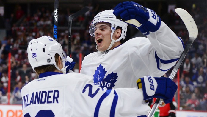 Auston Matthews oslavuje svoj prvý gól v NHL.