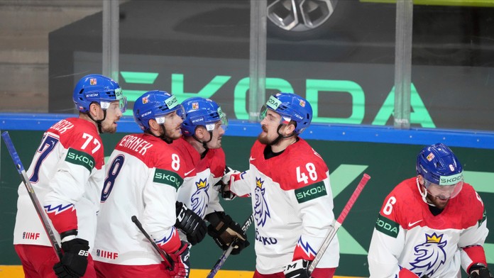 Českí hráči oslavujú po góle proti Nórsku.