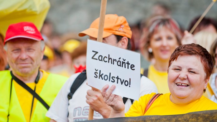 Štrajkujúci učitelia a pedagogickí i nepedagogickí zamestnanci na pochode záchrany školstva.