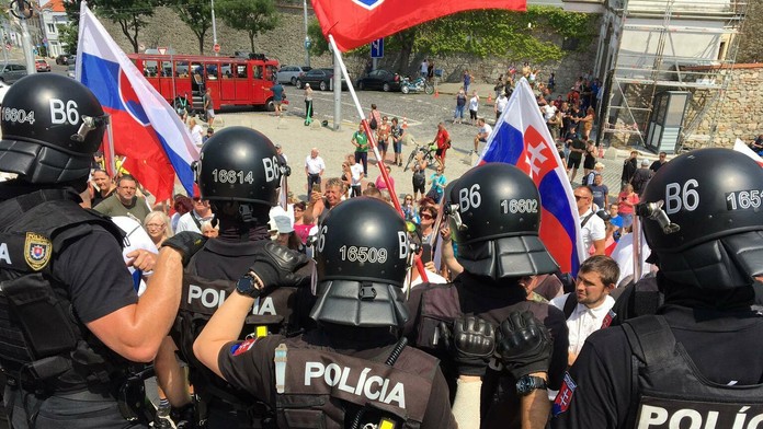 Ťažkoodenci vytláčajú dav 