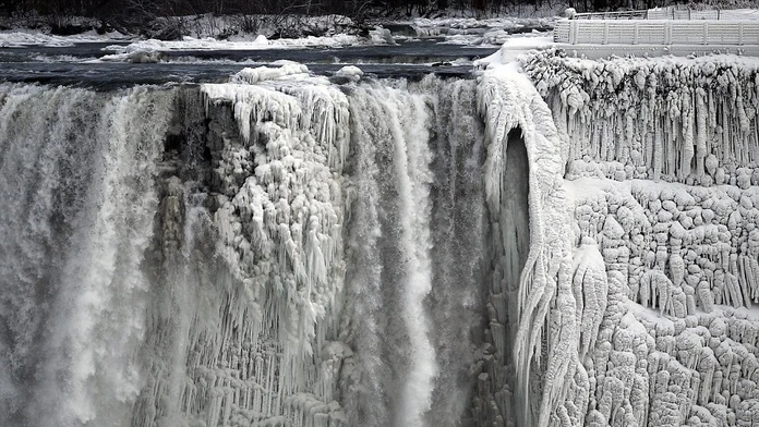 Zamrznuté Niagarské vodopády
