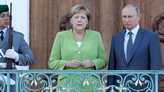 Nemecká kancelárka Angela Merkelová víta ruského prezidenta Vladimira Putina pred ich stretnutím na zámku Meseberg.