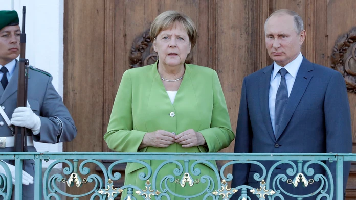 Nemecká kancelárka Angela Merkelová víta ruského prezidenta Vladimira Putina pred ich stretnutím na zámku Meseberg.