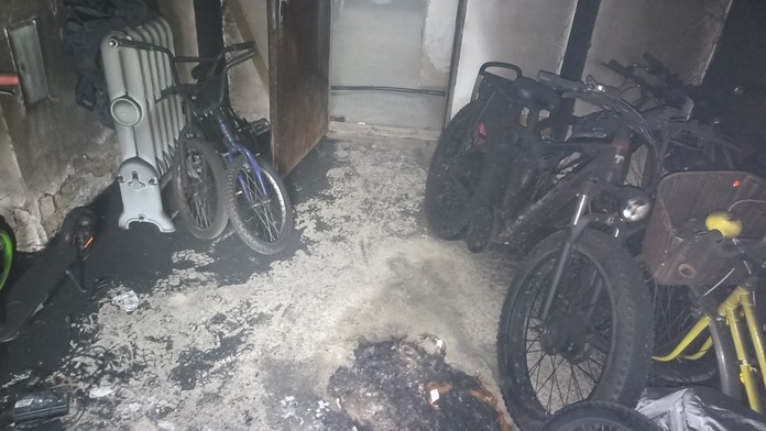 Na snímke zničené priestory po požiari elektrickej kolobežky.