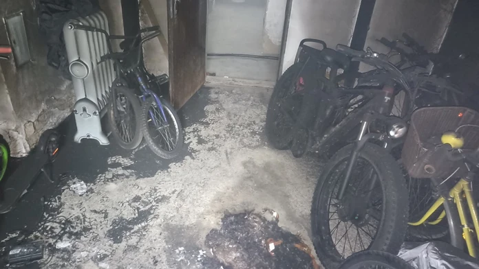FOTO: V pivnici bytovky v Košiciach horela elektrokolobežka, ľudí evakuovali