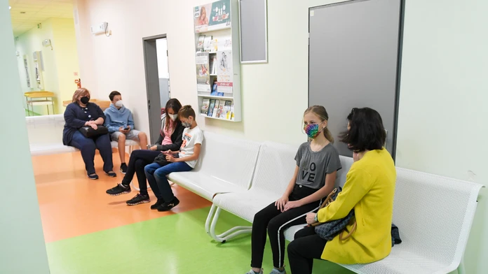 Európou sa rýchlo šíri vírusové ochorenie. Nakaziť sa môžete, aj keď chorý už nie je v miestnosti