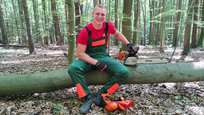 Dominik prácu v lese miluje