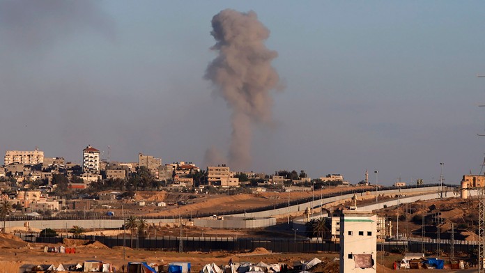 Dym stúpa po izraelskom nálete na budovy v blízkosti deliacej steny medzi Egyptom a Rafahom.