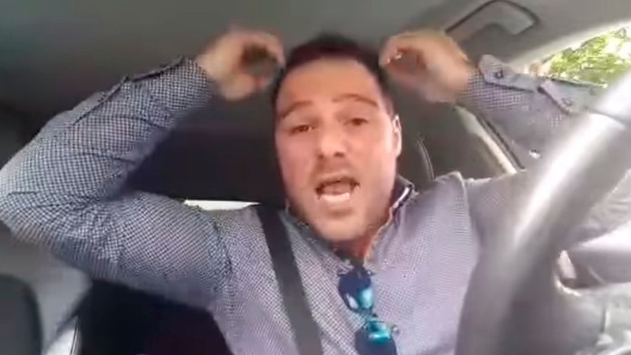 Fanúšik Interu ospevuje Škriniara.