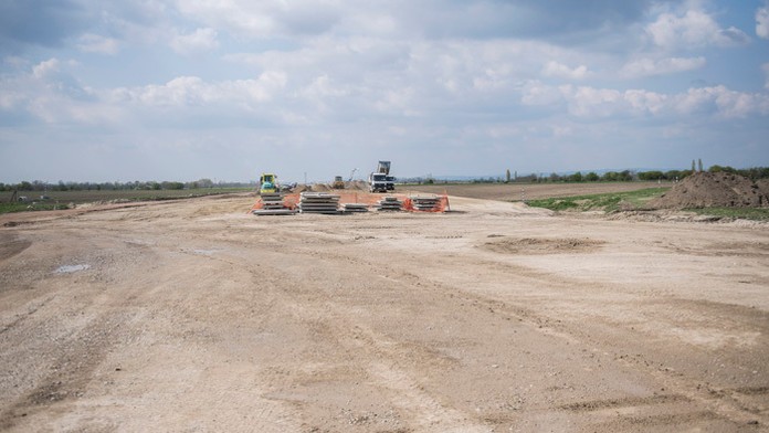 Na snímke výstavba úseku rýchlostnej cesty R7 Dunajská Lužná - Holice, ktorý bude súčasťou bratislavského obchvatu.