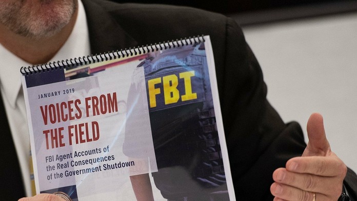 Tenistka Karolína Plíšková (vľavo) prijíma gratuláciu od Sereny Williamsovej po výhre vo štvrťfinále na Australian Open.