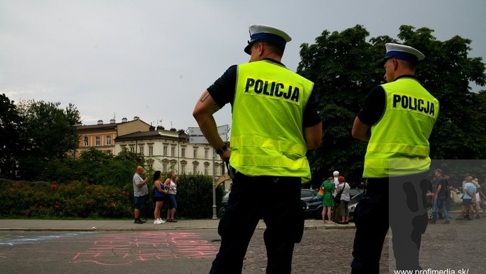 Polícia zadržala v Poľsku muža, ktorý sa vyšplhal na pamätník a vyhrážal sa, že sa vyhodí do vzduchu