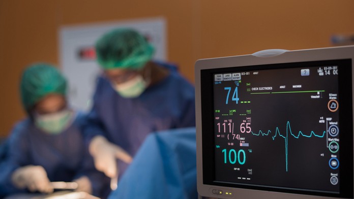 Srílanskí policajti po razii s telom podozrivého teroristu.