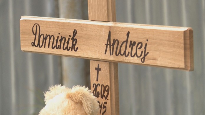 Kríž na hrobe malého Dominika, ktorého otec odpojil od prístrojov.