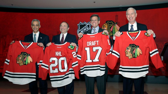 Starosta Chicaga Rahm Emanuel (vľavo), komisár NHL Gary Bettman a predstavitelia Chicago Blackhawks Rocky Wirtz a John McDonough
