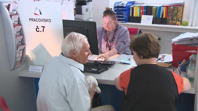 Zmeny v 13. dôchodkoch aj druhom pilieri. Poslanci schválili novinky pre penzistov