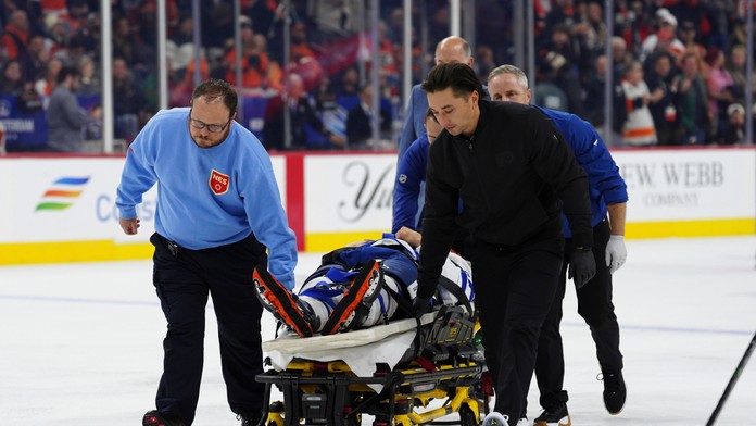 VIDEO: Mrazivé chvíle v NHL. Skúseného obrancu po zrážke s mladým Rusom odniesli na nosidlách