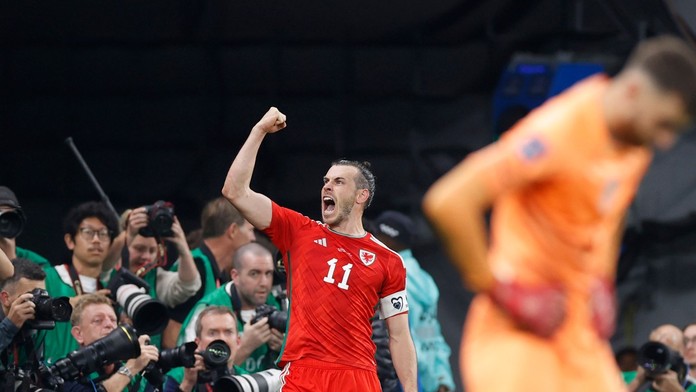 Nestarnúci Bale aj po zranení hrdinom Walesu. V závere schladil Američanov a body sa delili