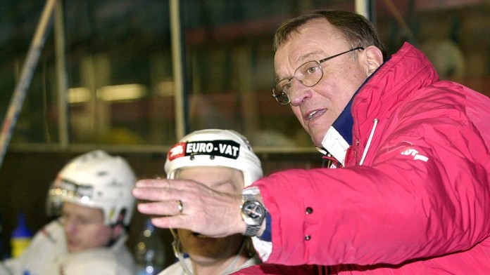 Na archívnej snímke z 6. januára 2002 tréner hokejistov HKM Nitra Jaroslav Walter (vpravo).