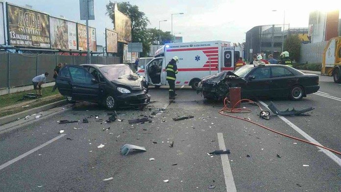 Vážna nehoda na Ivánskej ceste v Bratislave.