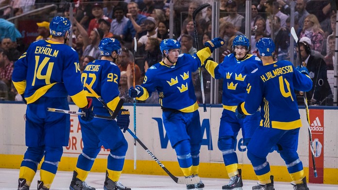 Hráči Švédska sa radujú z gólu.