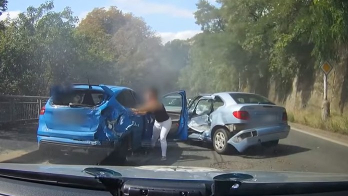 Českí policajti naháňali recidivistu. Vrazil do auta, v ktorom sedelo malé dieťa