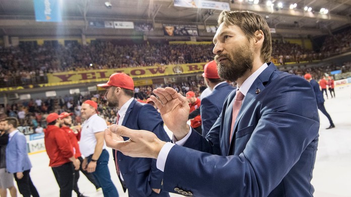 Tréner HC'05 iClinic Banská Bystrica Vladimír Országh oslavuje obhajobu majstrovského titulu.