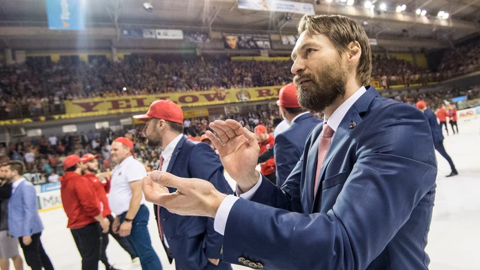 Tréner HC'05 iClinic Banská Bystrica Vladimír Országh oslavuje obhajobu majstrovského titulu.