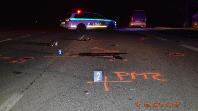 Označené miesto nehody v Turni nad Bodvou, kde auto zrazilo tehotnú ženu.