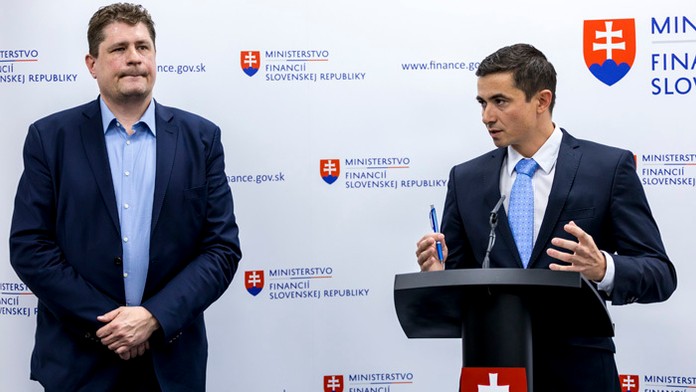 Štátny tajomník MF Radko Kuruc (vpravo) a riaditeľ Agentúry pre riadenie dlhu a likvidity Daniel Bytčánek.