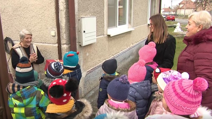 Deti z materskej škôlky osobne odniesli darčeky osamelým seniorom.