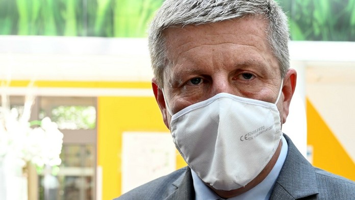 Vladimír Lengvarský počas návštevy nemocnice v Michalovciach.