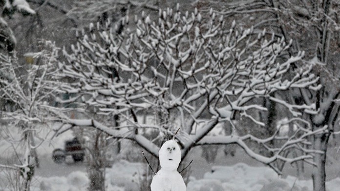 Snehuliak v bukureštskom mestskom parku.