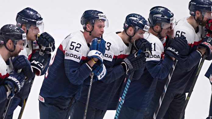 Na snímke smutní slovenskí hokejisti po prehre v zápase B-skupiny hokejových MS v Rusku.