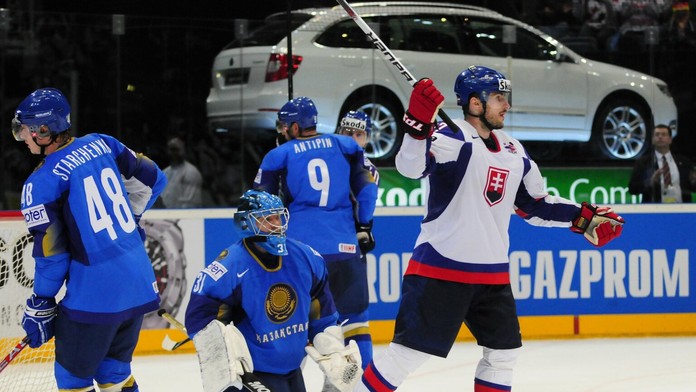 Ivan Čiernik sa raduje z gólu v drese slovenskej reprezentácie.