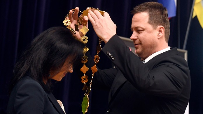 Rastislav Henek odovzdal funkciu a novej púchovskej primátorke Kataríne Henekovej, ktorá vytrieda manžela vo funkcii.