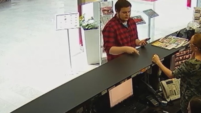 Polícia varuje pred mladíkom v červenej károvanej košeli. 