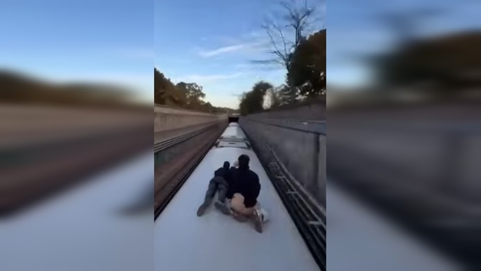 Po nebezpečnej jazde na streche metra skončili v nemocnici. 