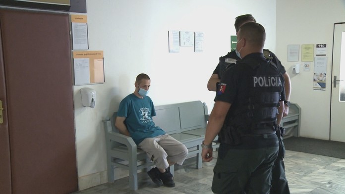 Muž polial svoju bývalú ženu benzínom.