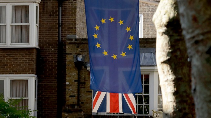 Vlajka Európskej únie a vlajka Spojeného kráľovstva v Londýne.