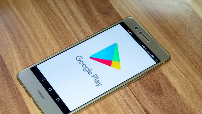 Hráč Bayernu David Alaba (hore) oslavuje so spoluhráčmi úvodný gól Javiho Martineza (prekrytý) do bránky Leverkusenu.