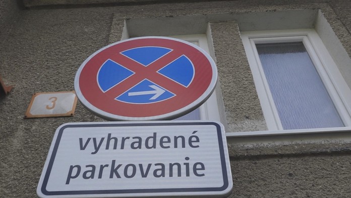 Značka pred oknom bytu