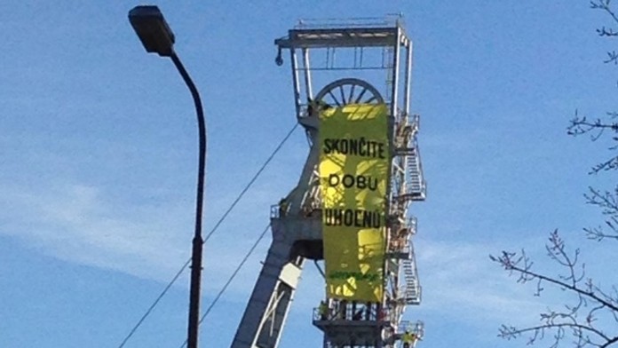 Ťažobnú vežu v Novákoch obsadili aktivisti.