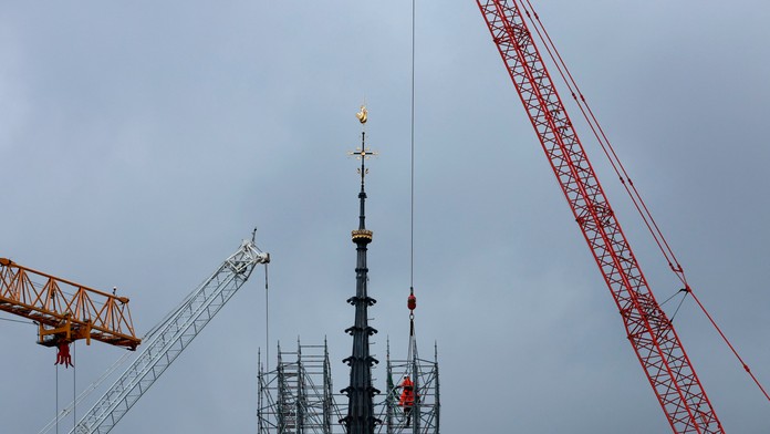 Skladanie lešenia z katedrály Notre-Dame